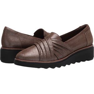 NWT 🛍️ Clarks Metallic Brown Pleated Platform Loafers